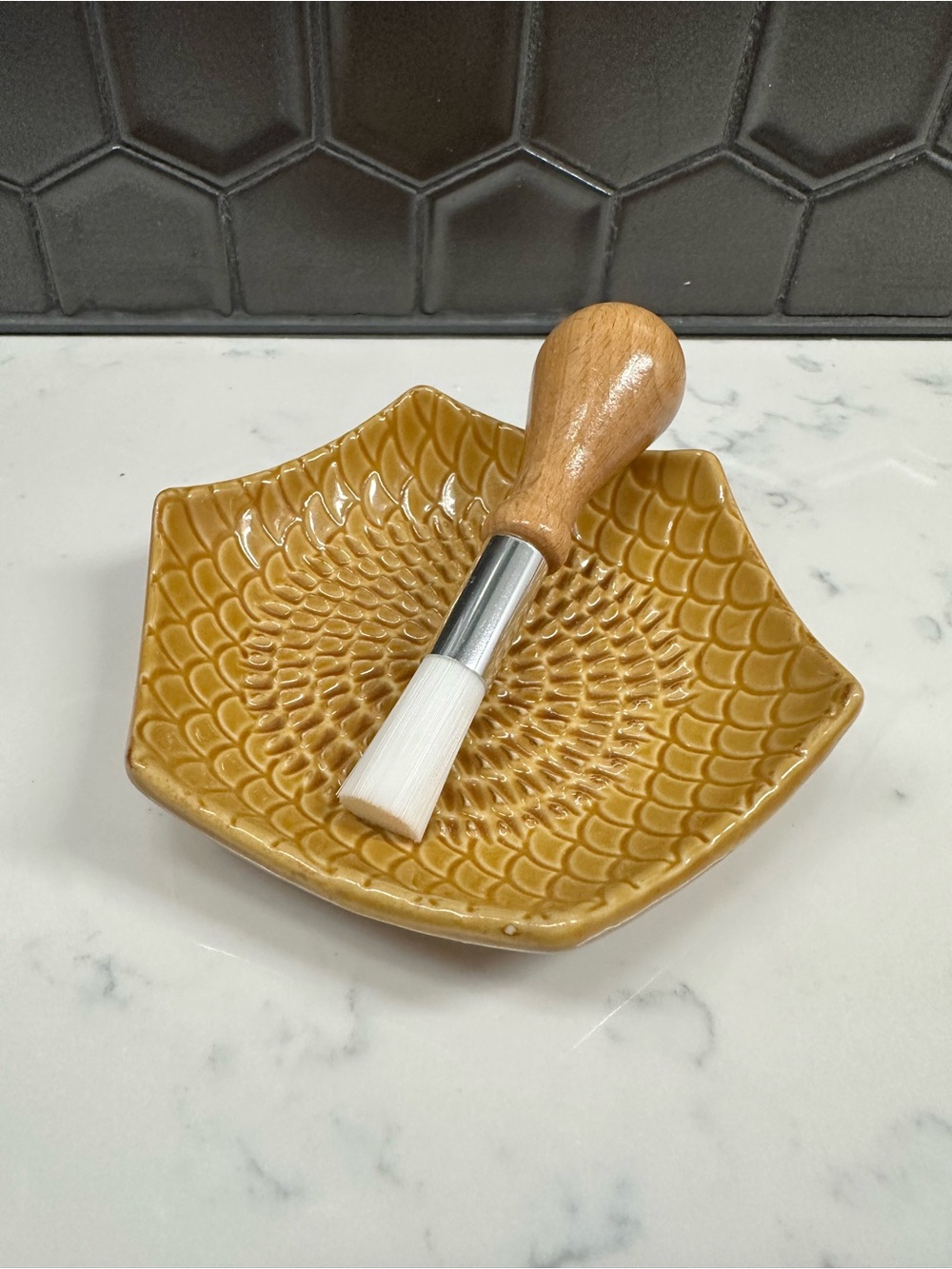 Grate Plate  Ceramic grater plate includes brush garlic